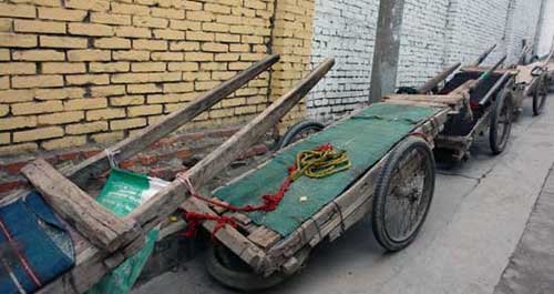 商州街頭待業(yè)的平板車