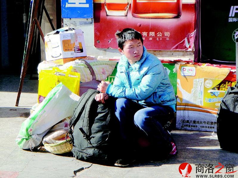 一個(gè)人，一堆行李。他看上去還是一個(gè)稚氣未脫的孩子