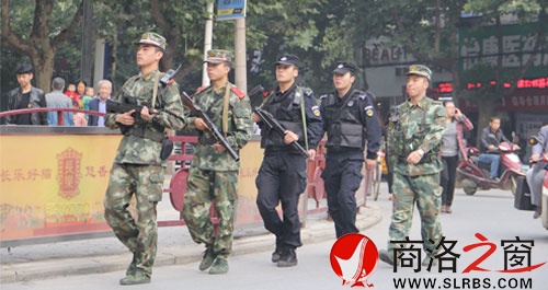 節日期間市、區公安機關和駐商武警開展武裝聯勤