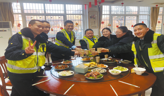 用堅守護航群眾回家之路