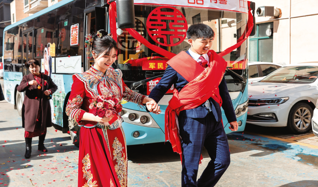 公交車當婚車 駛向文明新風
