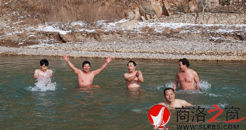 洛南縣自行車運動協會開展冬泳展示活動