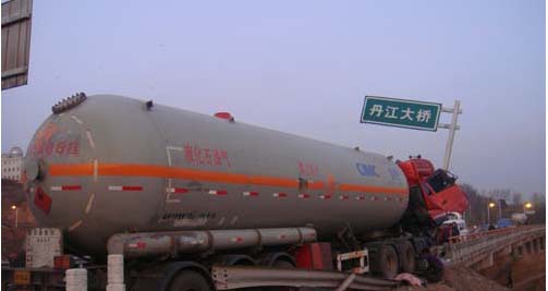 312國道發生一起交通事故一人身亡