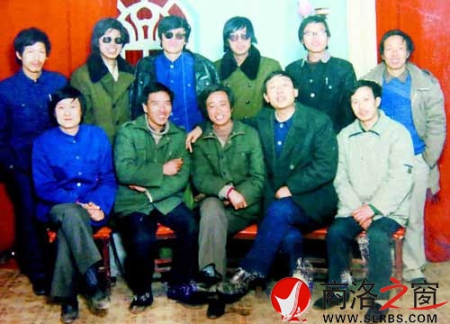 1989年陳黨繼(前中)離開(kāi)商洛時(shí)與文友合影留念