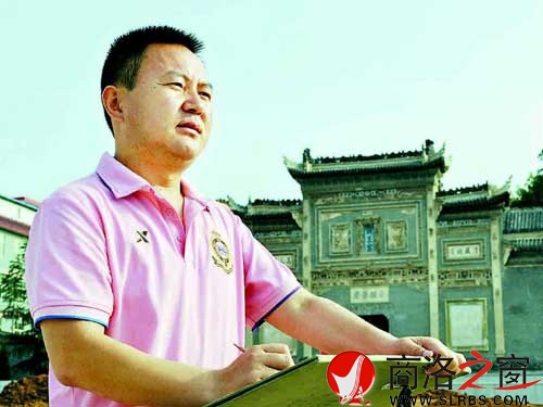 王闊在丹鳳船幫會館前寫生