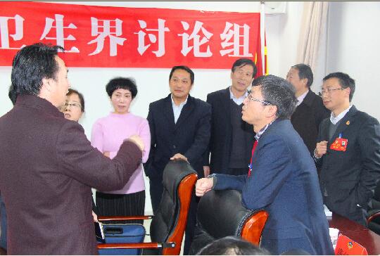 2月5日下午,市政協四屆一次會議科技、體育、醫療衛生界委員在小組討論休息時間,還在熱烈討論提案修改的幾個細節問題。