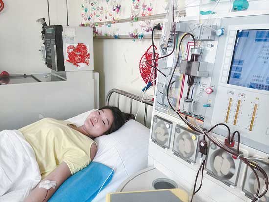 第一天的采集經(jīng)歷了3個(gè)多小時(shí)，我的血就在血液分離機(jī)里不停的循環(huán)。