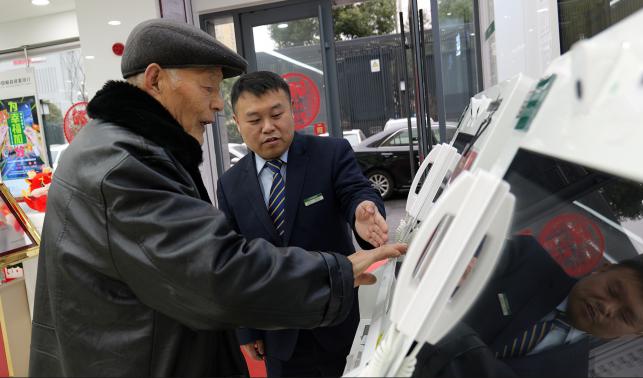 銀行大廳變身“助老服務站”?暖心接力守護銀發一族