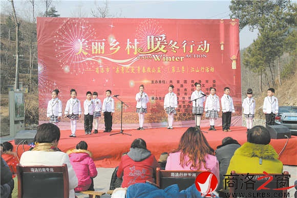 團市委組織文藝節目赴美麗鄉村商州區江山村演出