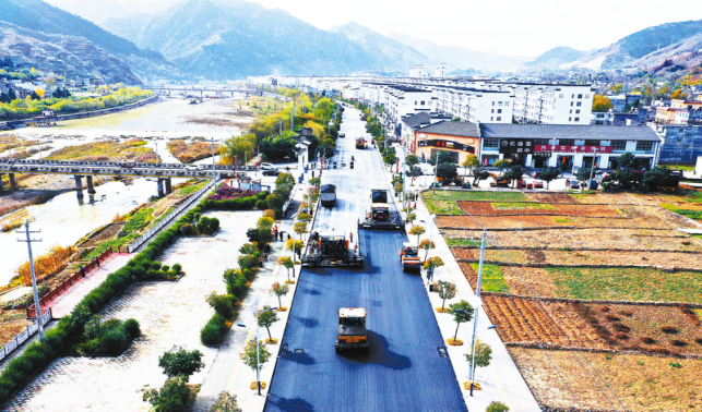 竹林關鎮 道路“白改黑”鄉村換新顏