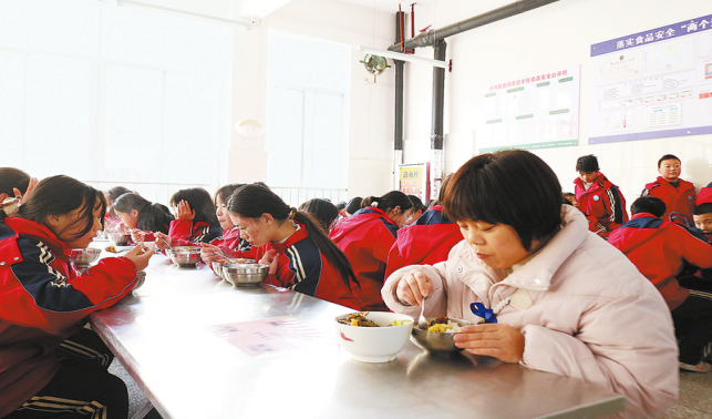 陽光校餐，守護學(xué)生“舌尖上的幸?！?>
        <div   id=