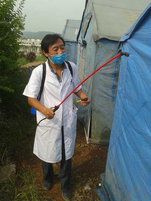 徐全瑞在云南災區消殺帳篷
