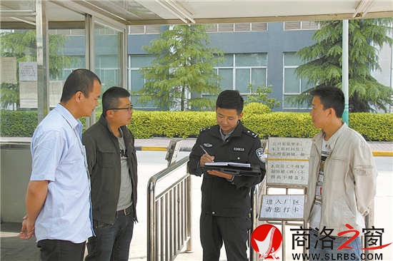 商丹工業園區內企業眾多,外來人口密集,張葛亮不定期便會深入園區企業走訪調查,以便及時發現、化解矛盾糾紛。