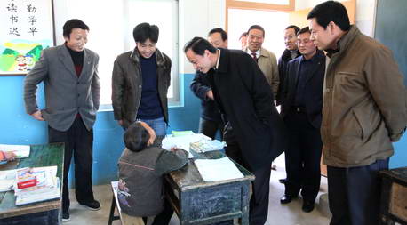 檢查礦山工作，看望醫(yī)護(hù)人員——張盈安入月河鄉(xiāng)視察