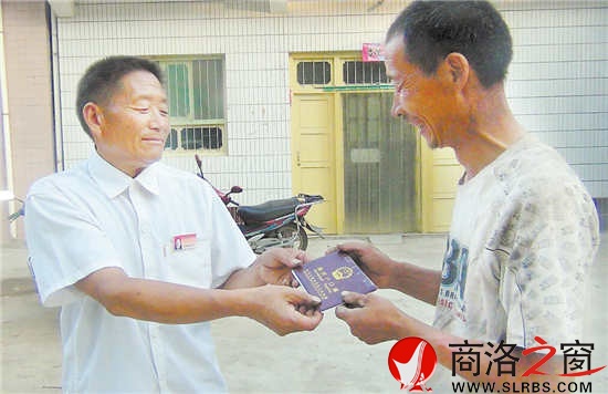 白川社區主任李社民給村民送戶口本