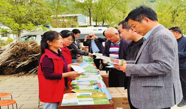 “五送”服務到基層 履職建功暖人心