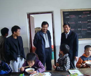 傅強(qiáng)深入青銅關(guān)鎮(zhèn)檢查校園安全和防汛工作