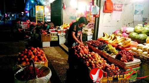 夜幕降臨，普通水果小店依然等待著顧客。