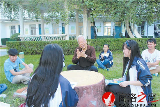 今年高考前夕，呂清太老師來到商南高級中學對參加高考的學生進行心里輔導。