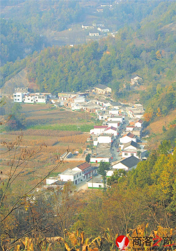 秋天的姬家河祥和美麗,宛如一幅油畫。